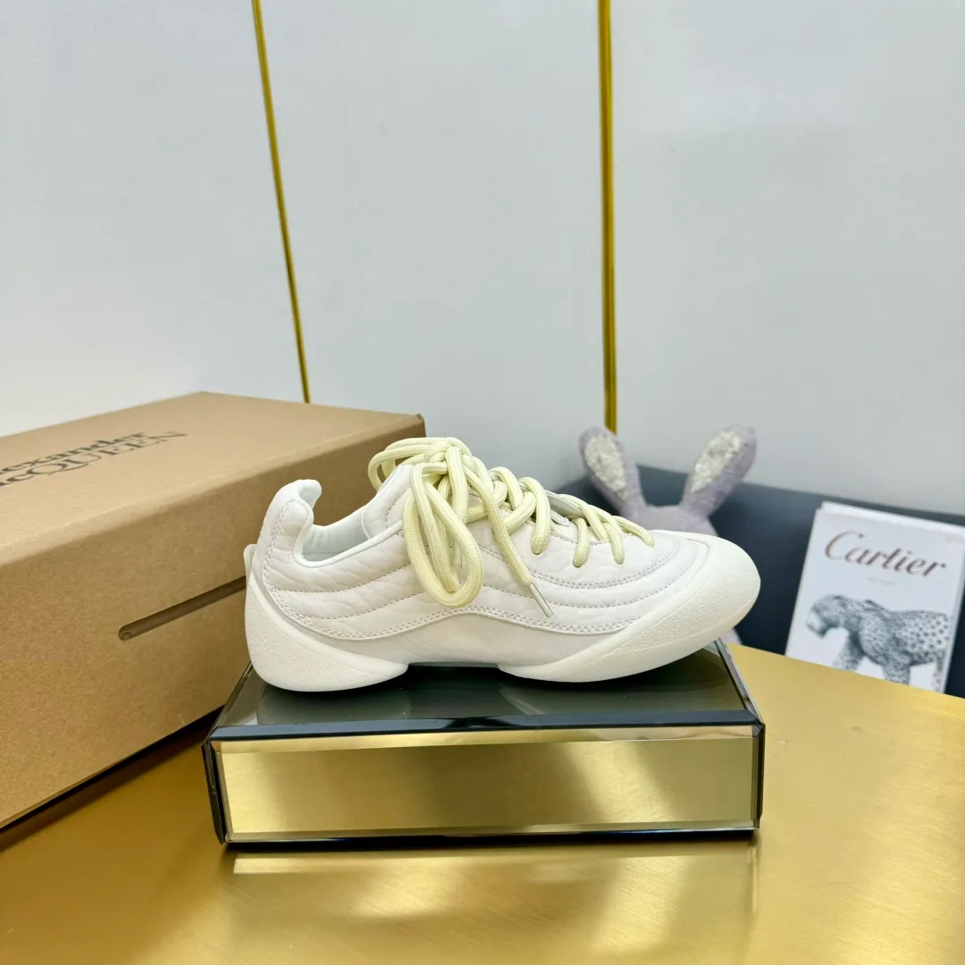 👟👟Ex-factory price 600👟👟 Men's size +10 The latest popular couple model ALEXANDER MCQUEEN/Alexander McQueen 24ss The latest autumn and winter Flexion series retro casual sneakers Original purchase development and production This Flexion Off white tone grain leather low-top sneakers use different sizes of laces and are matched with lightweight segmented soles inspired by anatomy. The reverse skull pattern is embossed on the heel. Fabric: Original customized imported first-layer cowhide. Lining: Customized imported breathable mesh lining. Sole: Original open-molded non-slip TPU material. Size: #Female model 35-40 #Men's model 39-45 (custom-made 45 non-returnable)